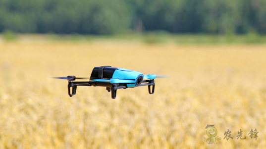 利用無人機開展飛行防控病蟲害，大大提高春耕效率
