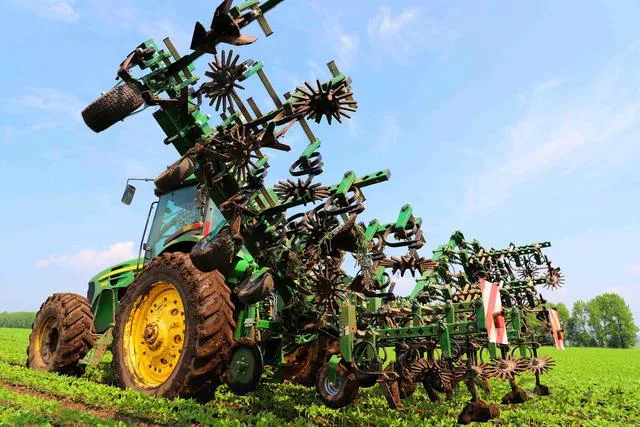 行間智能除草&ldquo;機器人&rdquo;