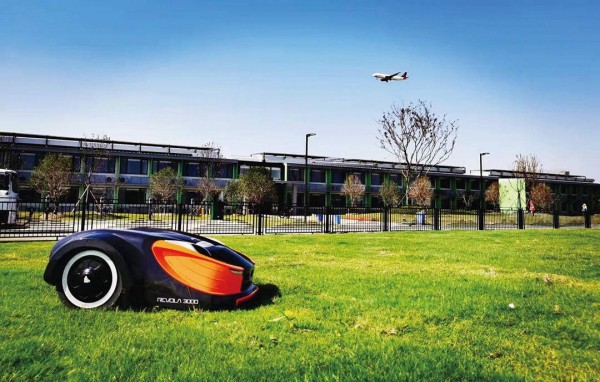 南京江北新區研發首個&ldquo;零碳放&rdquo;草坪機器人  自動除草效率提高50%以上