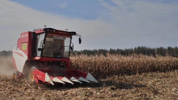 可自動收割、耕地、轉彎，無人駕駛農機現身濰坊智慧農場