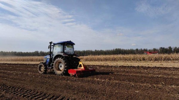 可自動收割、耕地、轉彎，無人駕駛農機現身濰坊智慧農場