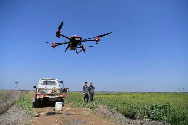 無人旋耕機讓人大開眼界！5G智慧農機讓春耕大變樣！